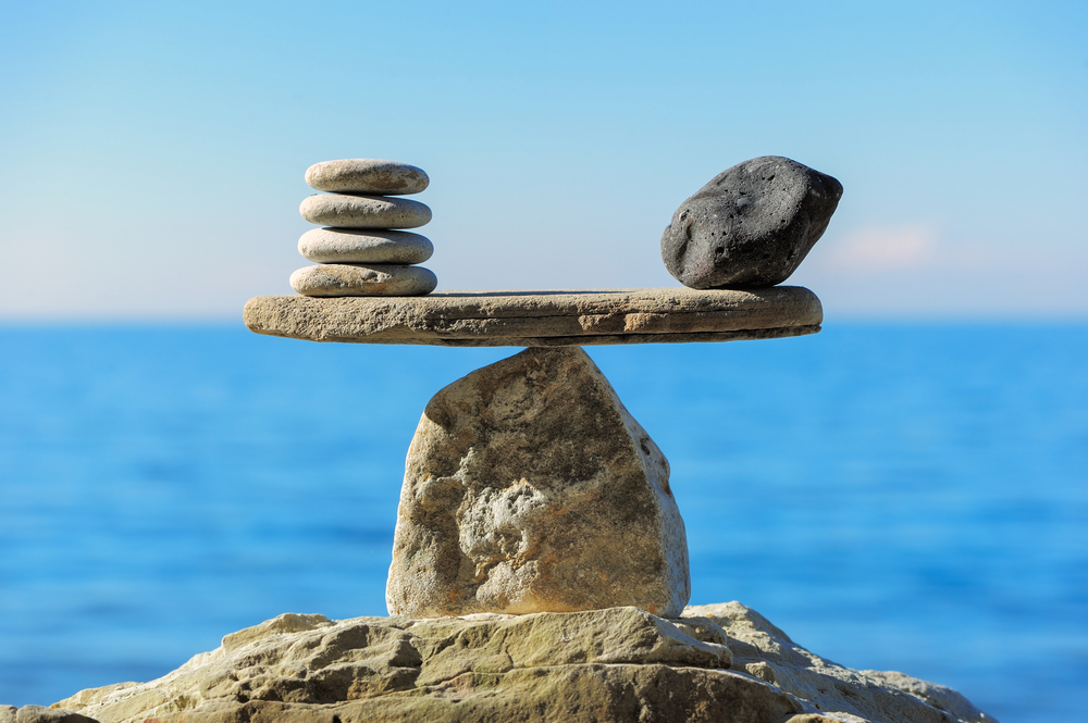 Well-balanced,Of,Pebbles,On,The,Top,Of,Sea,Boulder